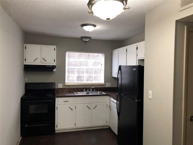 Building Photo - 513 N Betty Jo Dr