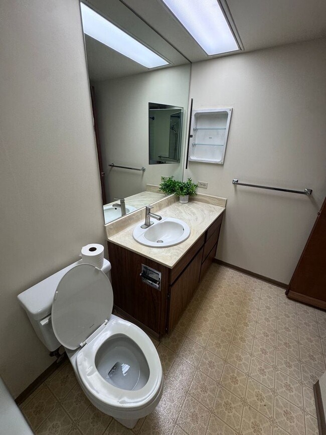 Foto del edificio - 2 Bed, 2 Bath with reserved, covered parking. Washer/Dryer in unit -Country Club Plaza in Salt Lake