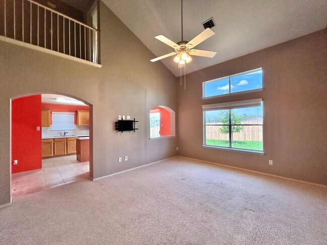 Foto del edificio - 3/BR 2.5/BA Home with High Ceilings, Walk-...