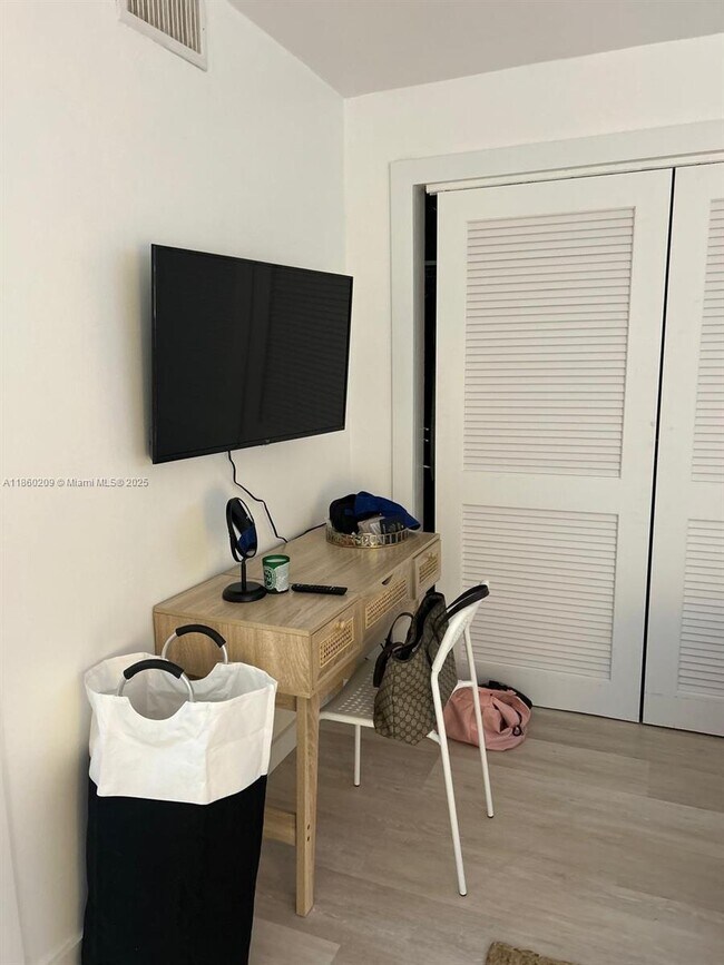 Foto del edificio - 3036 SW 27th Ave