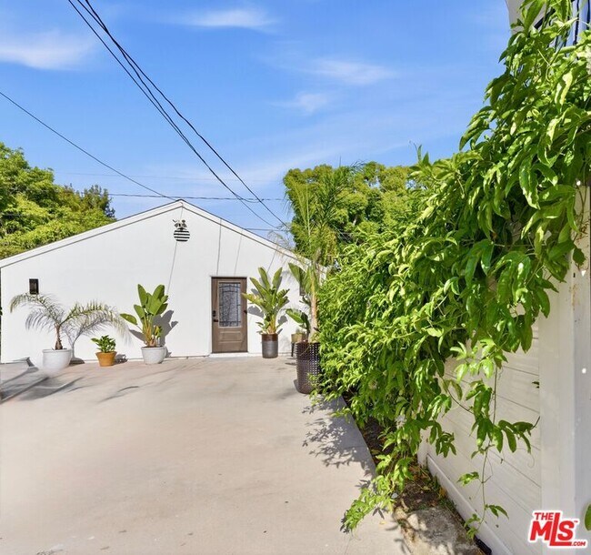 Foto del edificio - 132 N Carson Rd
