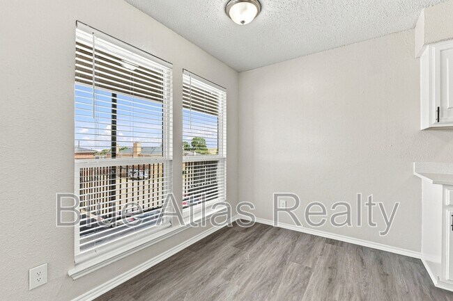 Foto del edificio - 8133 Foxfire Ln