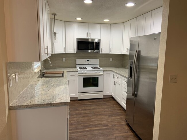 Building Photo - Fully Furnished 4 Bedroom Home for Rent in Redding CA | All Utilities Included, Garage