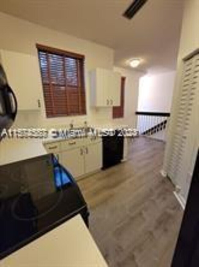 Foto del edificio - 15515 N Miami Lakeway N #202