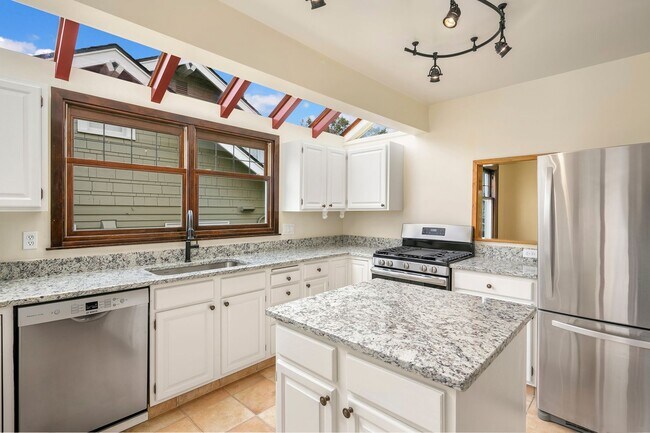 Building Photo - 3bd/2ba Seattle Home