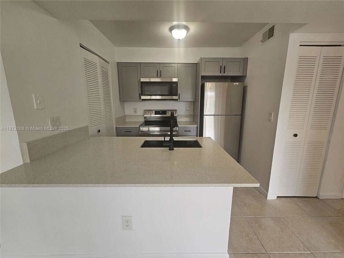 Foto principal - 1247 SW 46th Ave