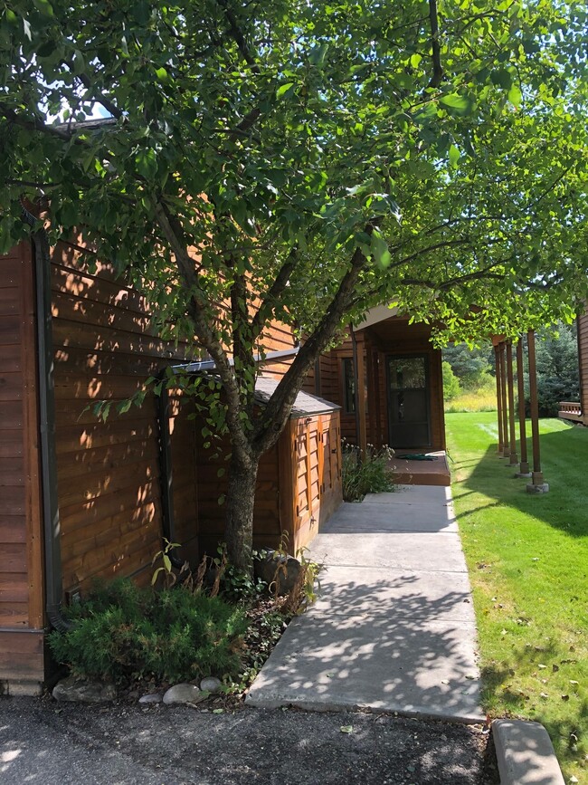 Building Photo - 450 Sagebrush Dr