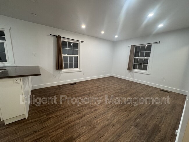 Building Photo - 736 Stormont St