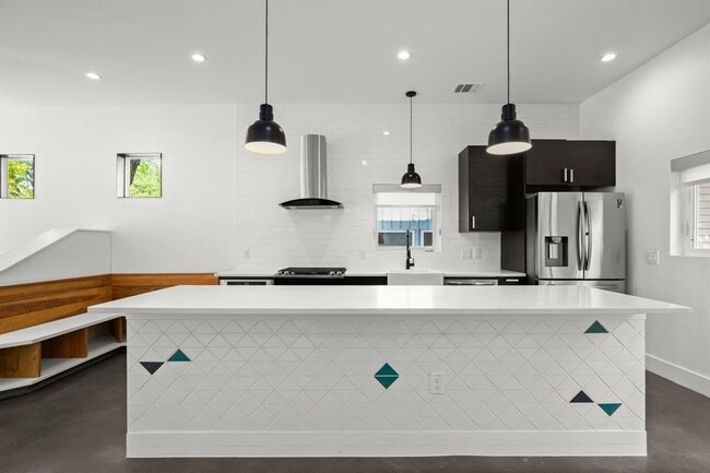 Building Photo - 4608 Santa Anna St