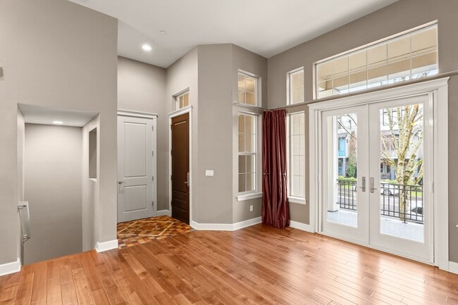 Building Photo - Luxury 3-bedroom, 3.5 Bath Row Home for Rent in Villebois Village Center