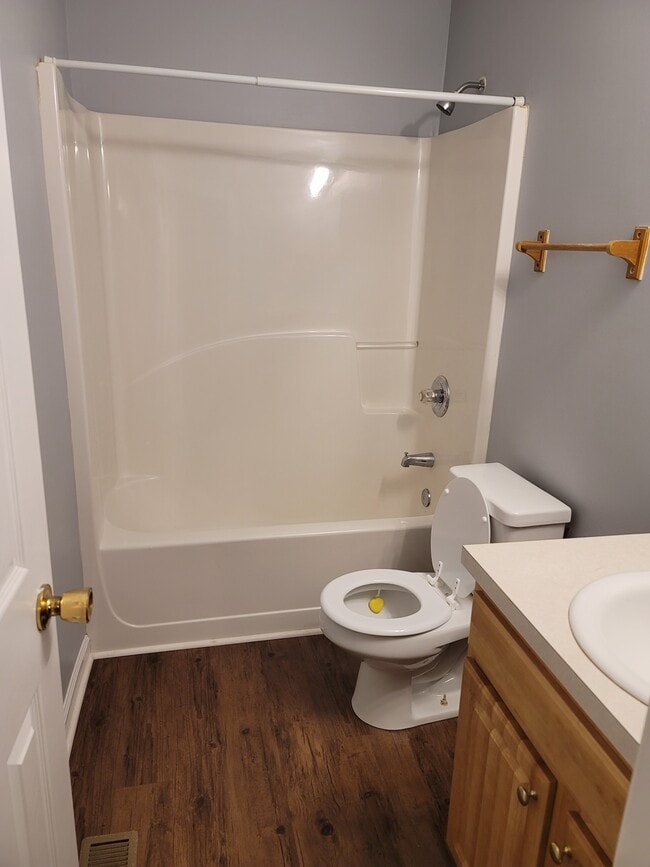 Front Bathroom - 4210 Oakwood Rd