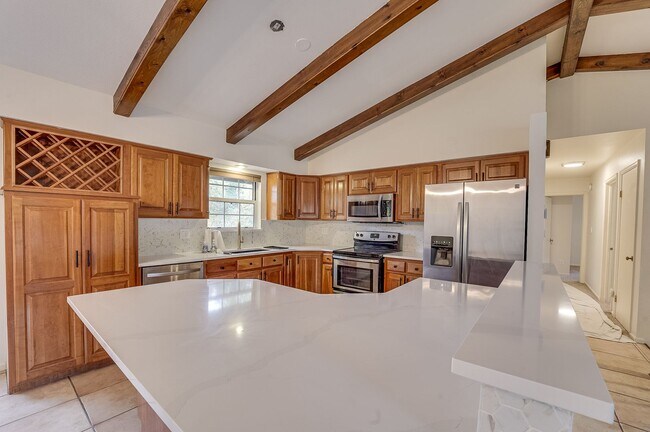 Building Photo - Beautiful Split-Level 4 Bed 3 Bath Home in Central Fort Collins!
