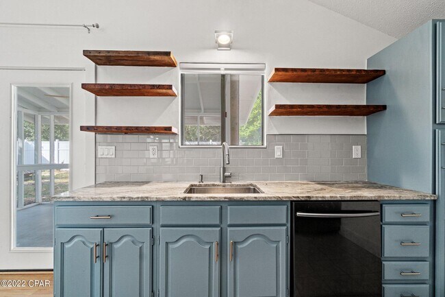 Building Photo - 421 Oleander Cir
