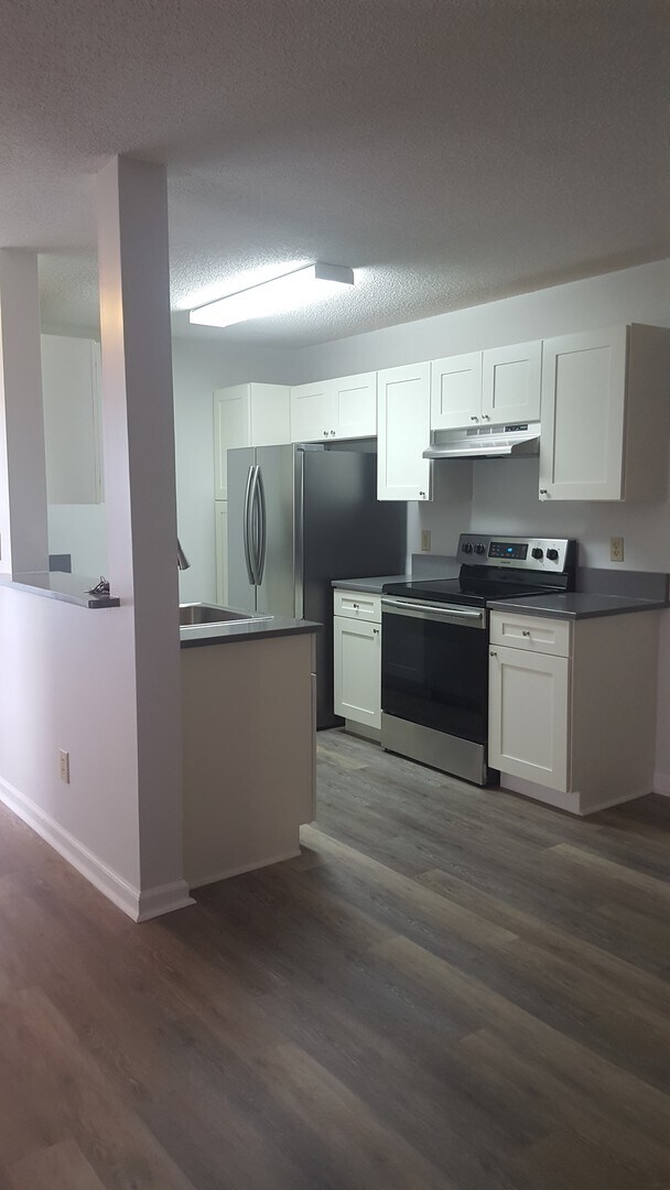 Foto del edificio - 1st Floor, 3 Bedroom, 2 Bath, Lakeside Con...