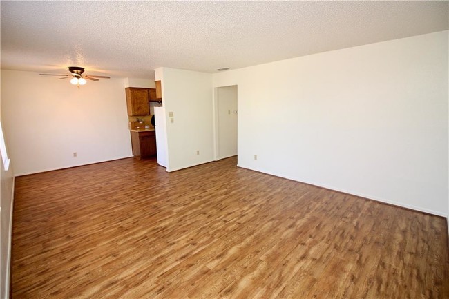 Building Photo - 511 W Oak St