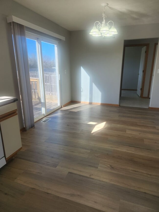 Building Photo - South Lincoln Townhouse with 4 bedrooms, 2 1/2 baths, and 2 stall garage.