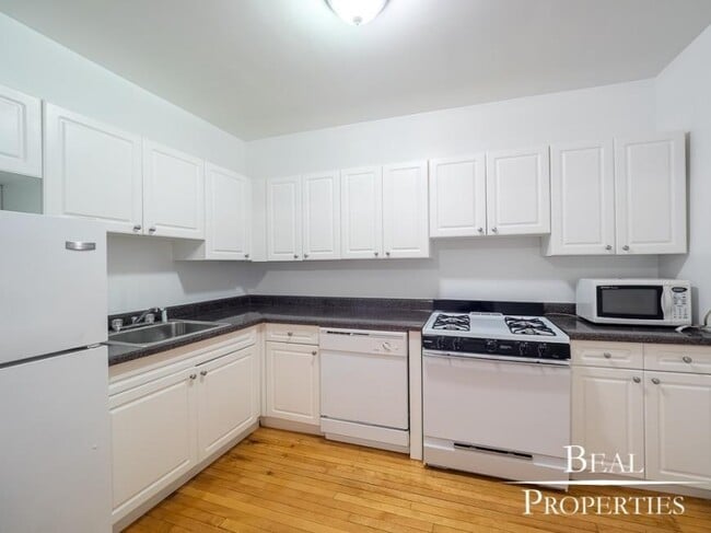 Building Photo - 2 bedroom in GLENCOE IL 60022