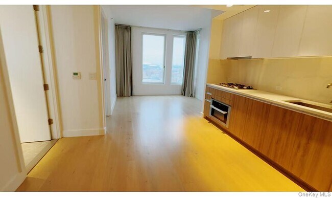 Foto del edificio - 136-18 Maple Ave