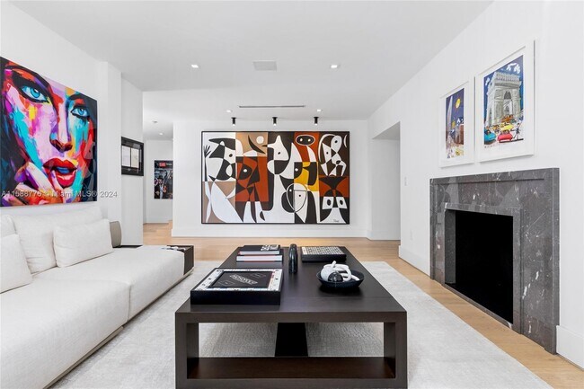 Building Photo - 1221 W 48th St