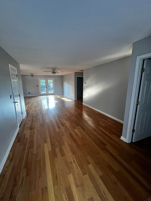 Foto principal - 313 Wyrick St