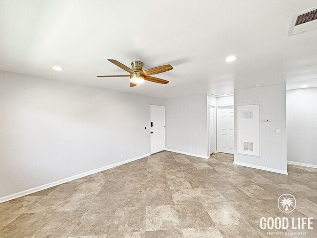 Foto del edificio - Beautiful 2BD/2BA Condo in El Cajon W/ A/C, W/D, Covered Back Patio, & Community Pool!