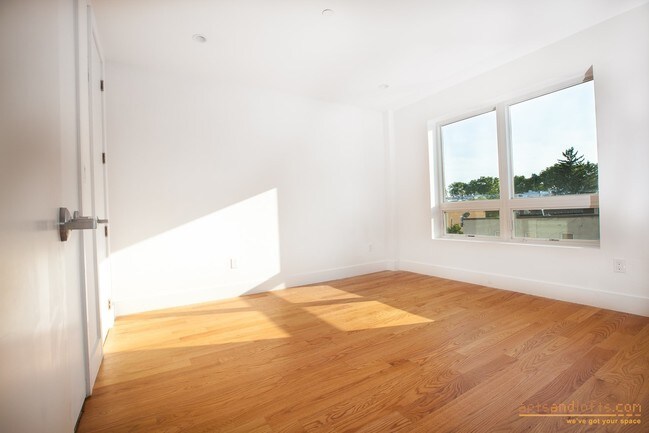 Foto del edificio - 6334 Fresh Pond Rd