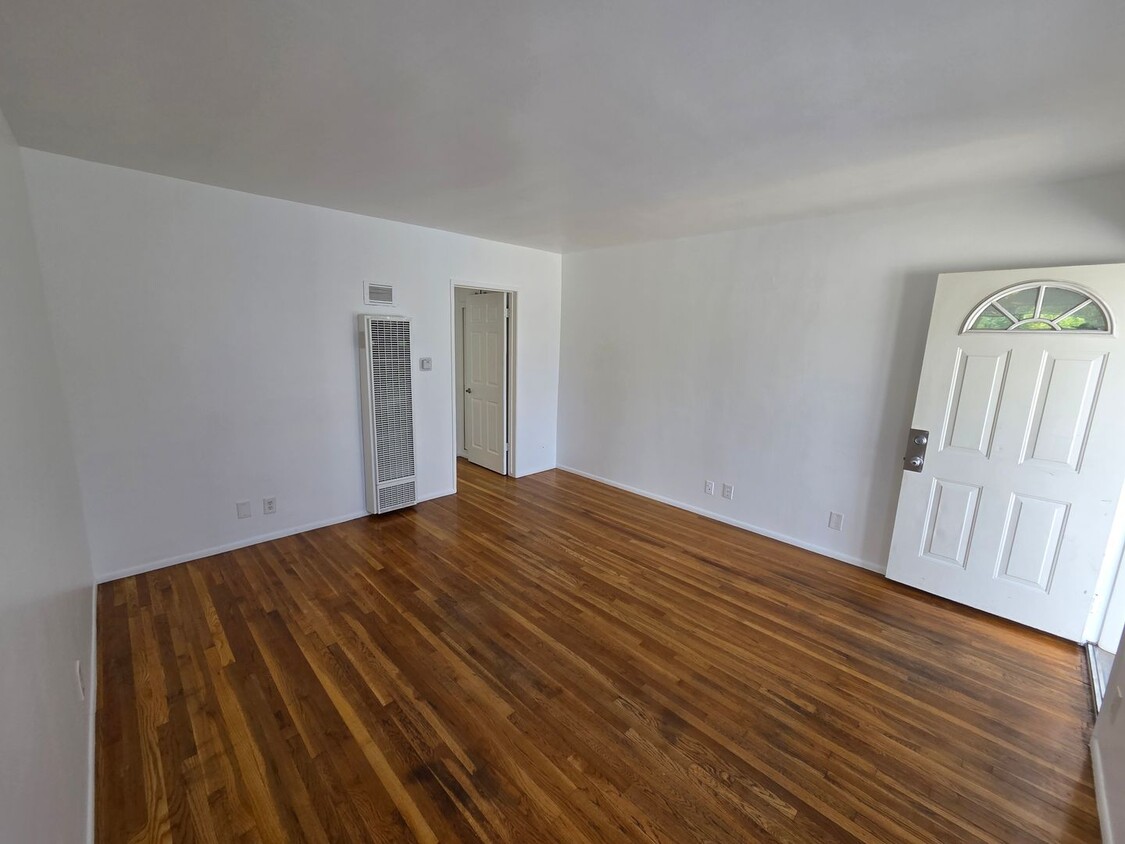 Foto principal - 256 W Valencia Ave