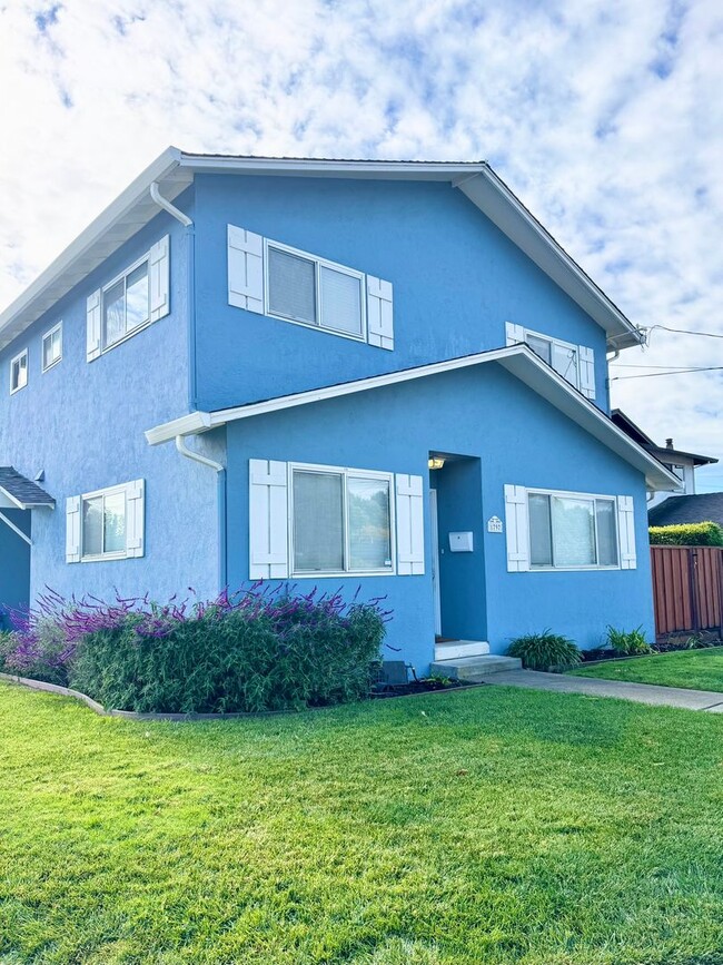 Castro Valley 2BD/1.5BA, 2 Story Duplex with Shared Garage - Castro Valley 2BD/1.5BA, 2 Story Duplex with Shared Garage House