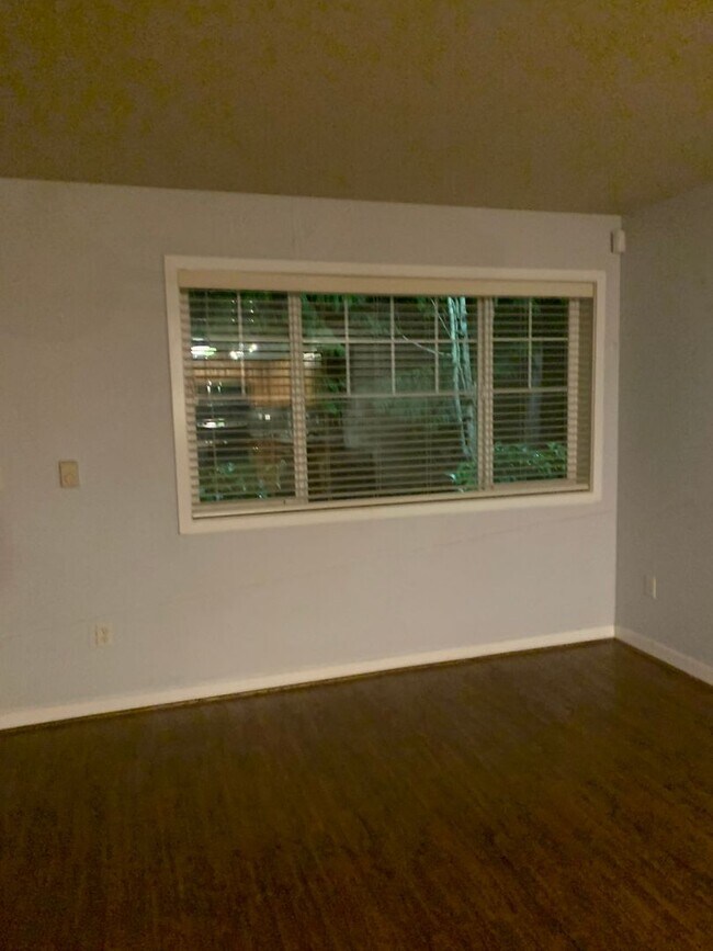 Building Photo - Puyallup Condo