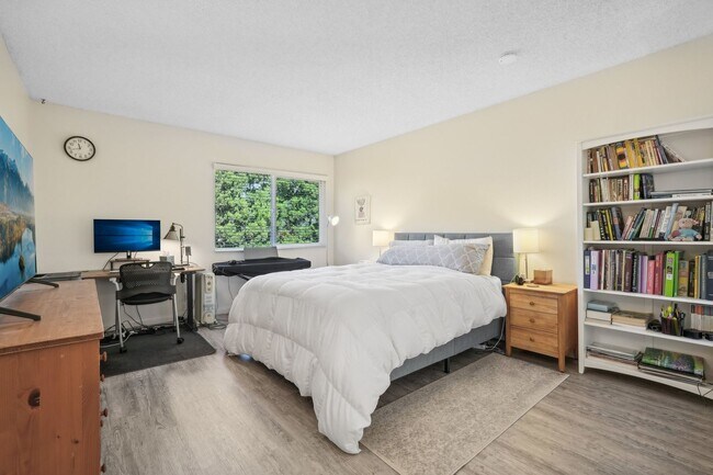 Foto del edificio - Upstairs Bright 2 bedroom Condo