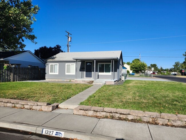 Building Photo - Charming 3 Bedroom, 1 Bath w/Garage