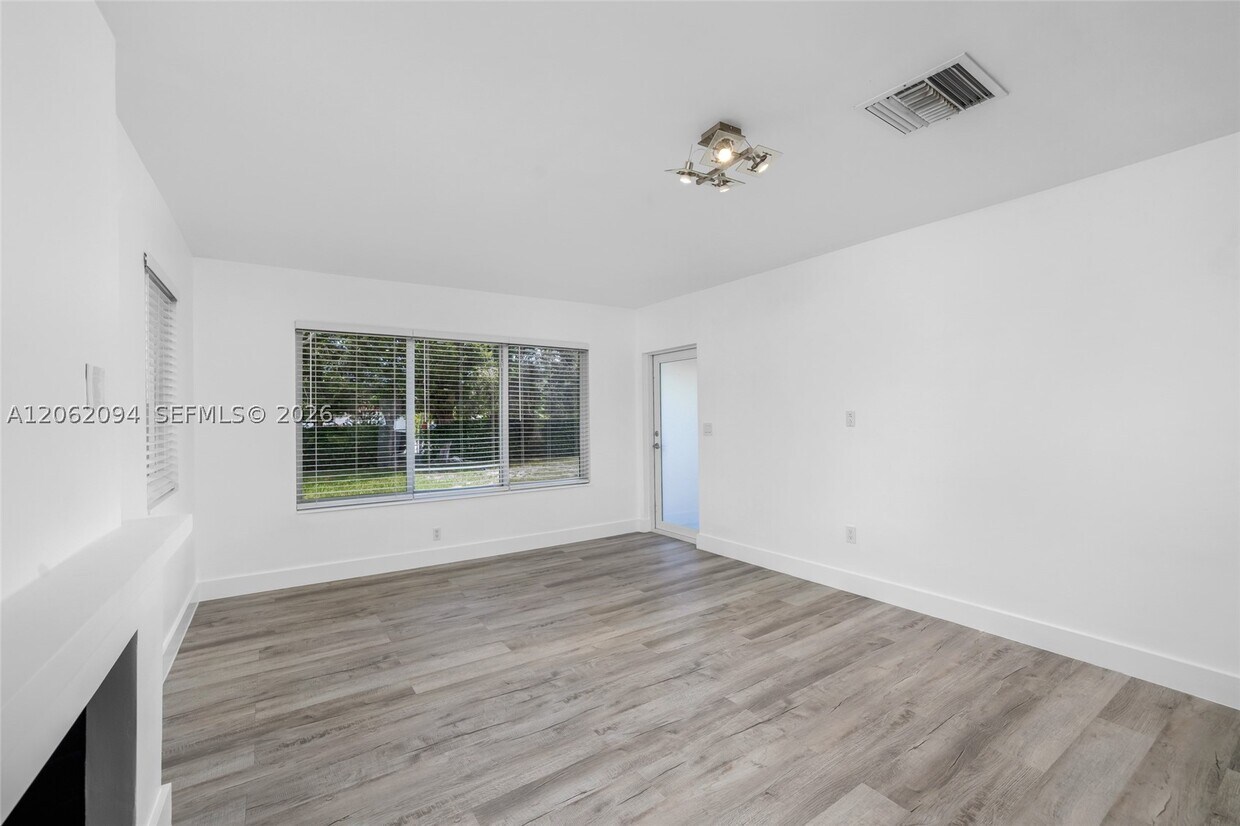 Foto del edificio - 14120 NW 2nd Ave