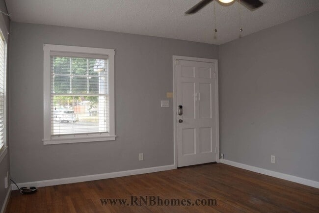 Building Photo - 440 Lampasas Ave