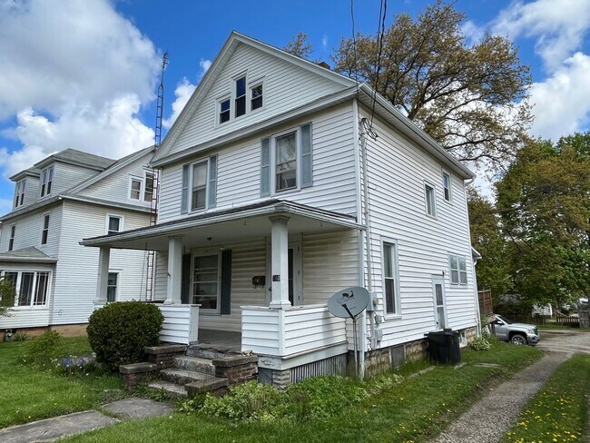 Building Photo - Three Bedroom Near Brookside Park