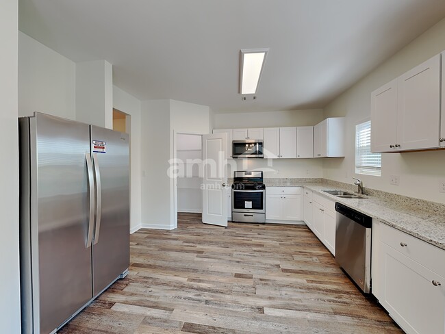 Building Photo - 290 Maxton Ave