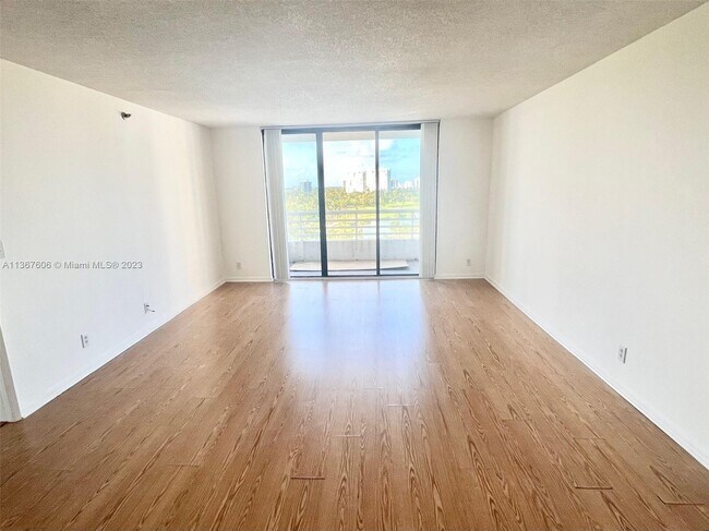 Foto del edificio - 3300 NE 192 St
