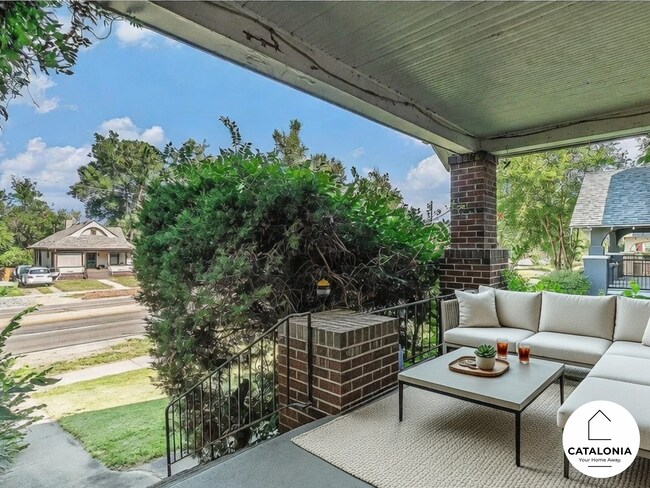 Gran porche delantero cubierto. - 2025 8th Ave