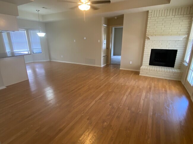 Foto del edificio - 10725 Lone Pine Ln