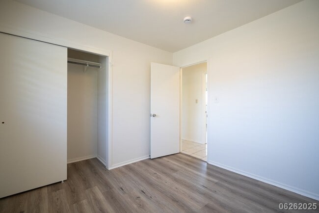 Building Photo - 3BR/2BA/2PKG(TANDEM) UPSTAIRS UNIT IN THRE...