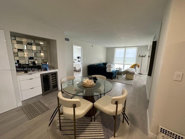 Foto del edificio - 5555 Collins Ave