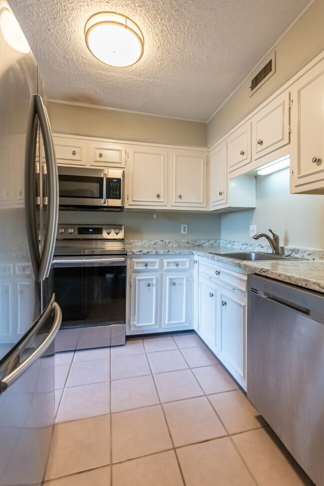 Building Photo - Fantastic, Convenient Brentwood Location! ...
