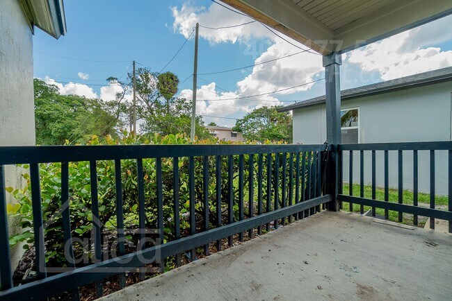 Building Photo - Fully remodeled 3/2 Downtown West Palm Beach