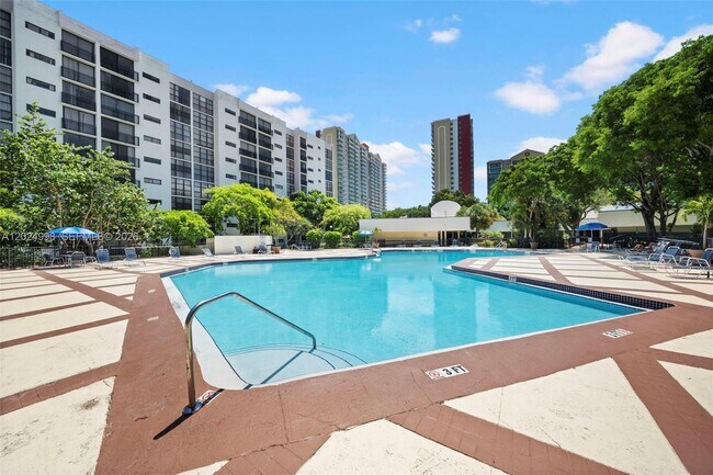Foto del edificio - 17011 N Bay Rd