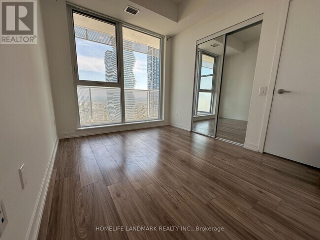 Photo du bâtiment - 4065 Confederation Pkwy