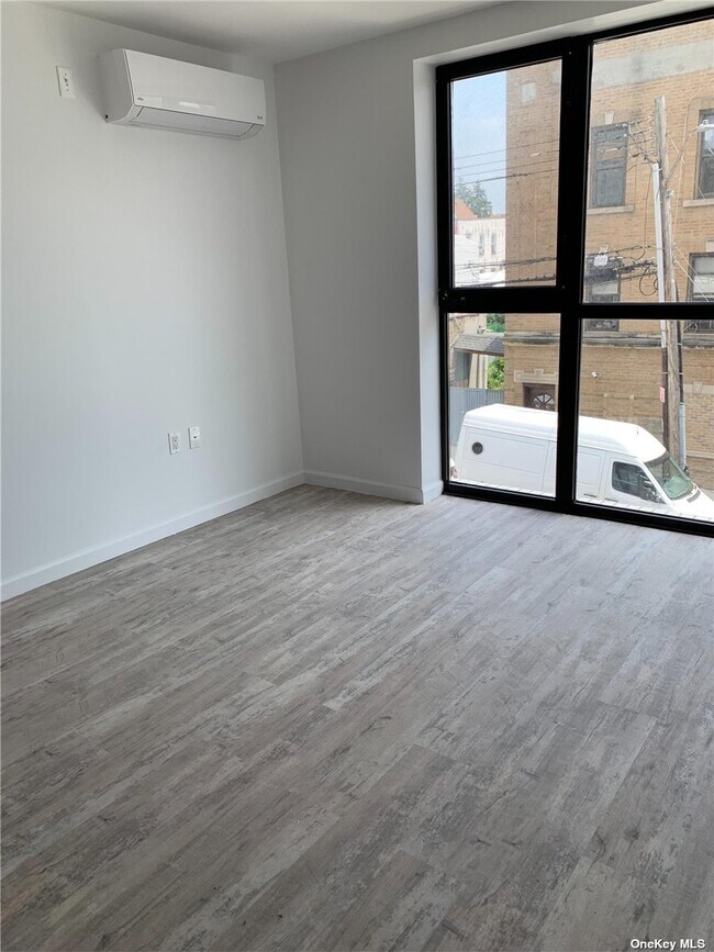 Foto del edificio - 103-21 Northern Blvd