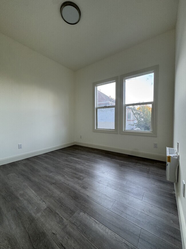 Building Photo - 428 26th St