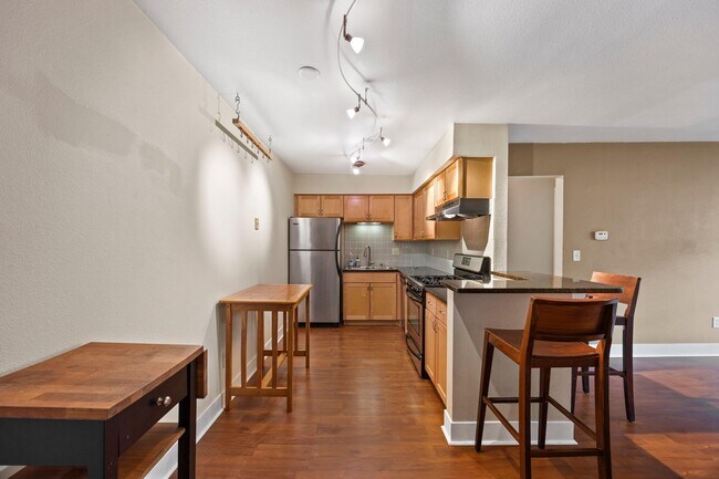 Foto del edificio - 2121 N Cambridge Ave
