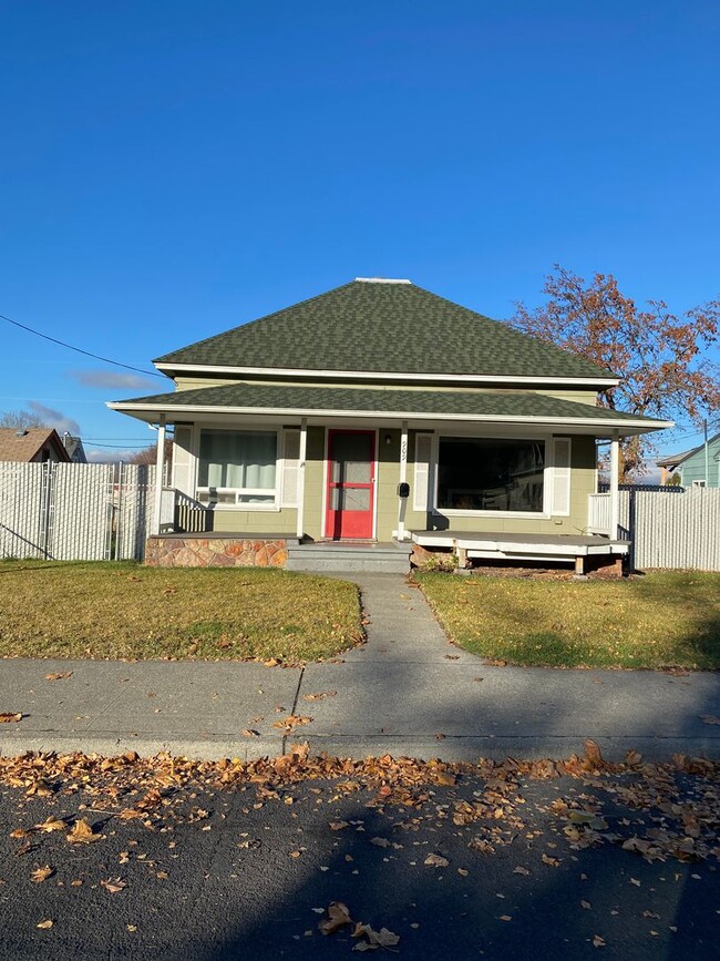 Building Photo - Cozy 2-bedroom, 1 bathroom in The Dalles –...