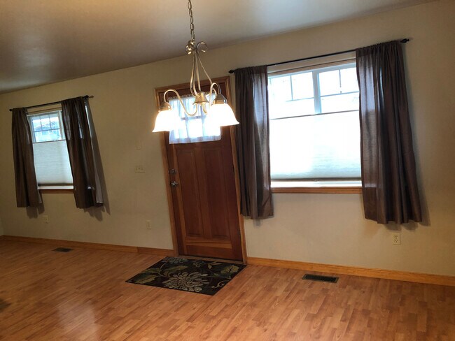 Building Photo - 3 bedroom Condo across from Outlaw Brewing!