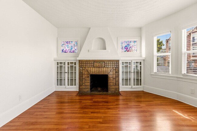Foto del edificio - Spacious 3-Bedroom House in Oakland's Meadow Brook